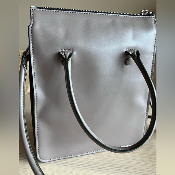 DELAROQ // Troisième tote bag crossbody leather purse in Shroom - Picture 11 of 16